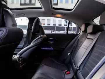 --Mercedes-Benz C 300 e PHEV AMG Premium Plus--