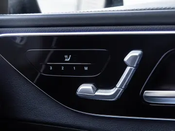 --Mercedes-Benz C 300 e PHEV AMG Premium Plus--