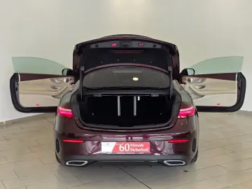 MERCEDES-BENZ E 300 d Coupe AMG-Line Night-Paket Des…