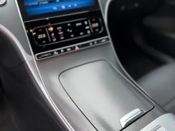 MERCEDES-BENZ C 300e Lim. AMG AHK Ambiente LED Massage MwSt.