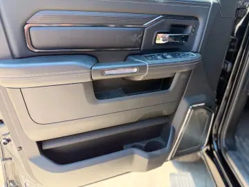 DODGE RAM 2500 Limited Crew 4 5 To 4x4 NAP Abgas MWST