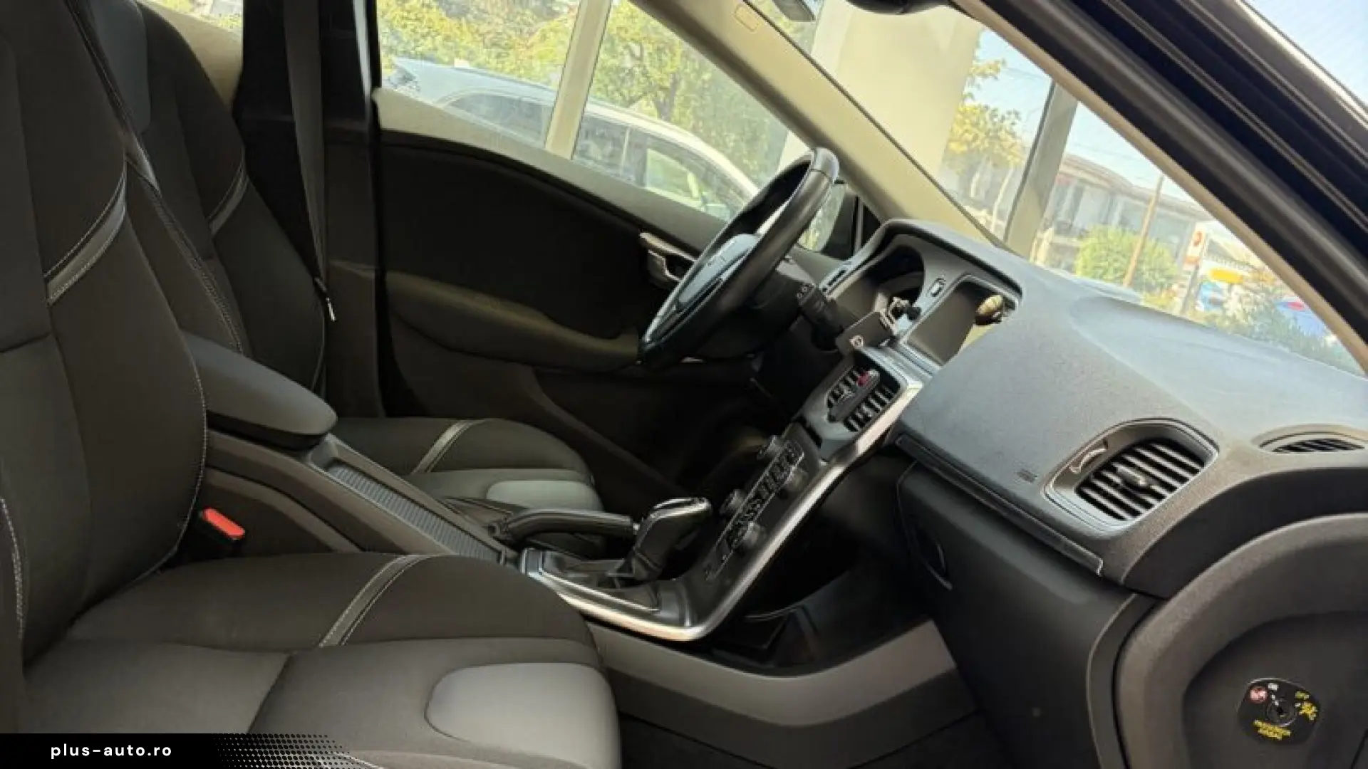 VOLVO V-40 HATCHBACK 2016-03