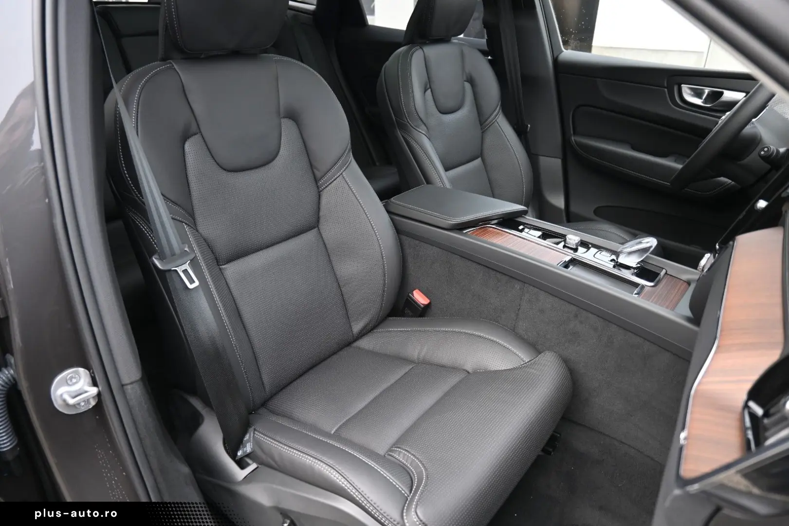 VOLVO XC60 B4D AWD Ultimate Dark STDHZG B&W LUFT ACC