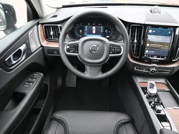 VOLVO XC60 B4D AWD Ultimate Dark STDHZG B&W LUFT ACC