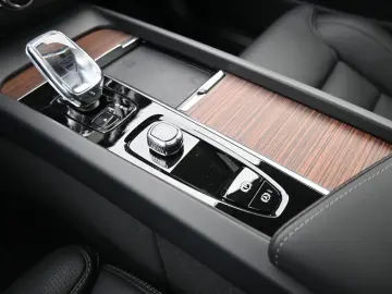 VOLVO XC60 B4D AWD Ultimate Dark STDHZG B&W LUFT ACC