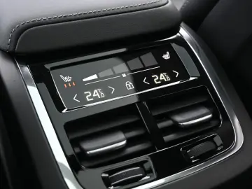 VOLVO XC60 B4D AWD Ultimate Dark STDHZG B&W LUFT ACC