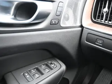 VOLVO XC60 B4D AWD Ultimate Dark STDHZG B&W LUFT ACC
