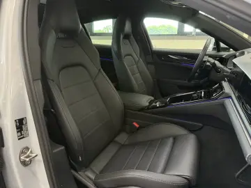 PORSCHE Panamera 4 E-Hybrid   Hinterachslenkung   BOSE