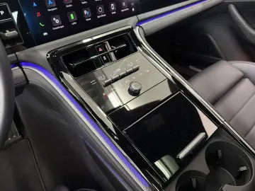 PORSCHE Panamera 4 E-Hybrid   Hinterachslenkung   BOSE