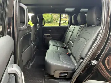 LAND ROVER Defender 3.0 D300 HSE 110 7-Sitze Stand Pano 22