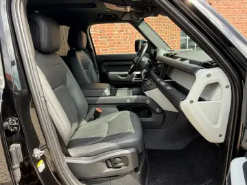 LAND ROVER Defender 3.0 D300 HSE 110 7-Sitze Stand Pano 22