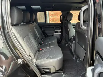 LAND ROVER Defender 3.0 D300 HSE 110 7-Sitze Stand Pano 22