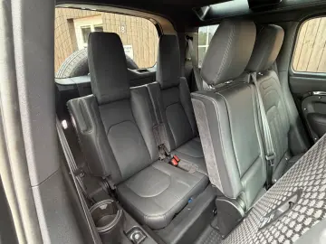 LAND ROVER Defender 3.0 D300 HSE 110 7-Sitze Stand Pano 22