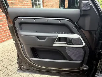 LAND ROVER Defender 3.0 D300 HSE 110 7-Sitze Stand Pano 22