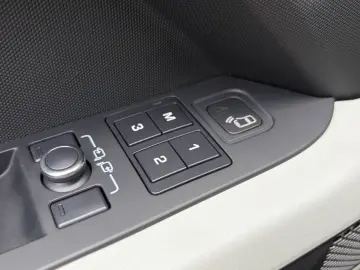 LAND ROVER Defender 3.0 D300 HSE 110 7-Sitze Stand Pano 22