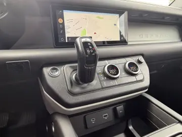 LAND ROVER Defender 3.0 D300 HSE 110 7-Sitze Stand Pano 22