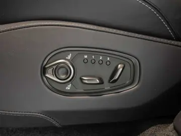 ASTON MARTIN DBX707 MJ 25