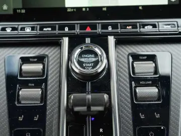 ASTON MARTIN V8 Vantage Roadster   NP. 283.000€