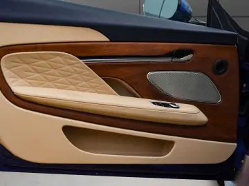 ASTON MARTIN DB12 Volante