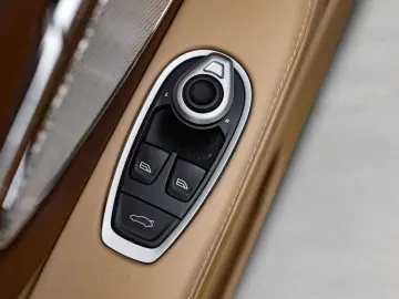 ASTON MARTIN DB12 Volante