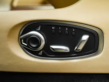ASTON MARTIN DB12 Volante