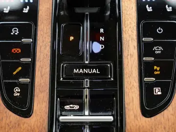 ASTON MARTIN DB12 Volante