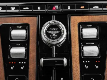 ASTON MARTIN DB12 Volante