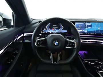 BMW 520d xDrive M Sport  HUD 360  ACC H&K