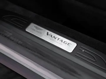 ASTON MARTIN V8 Vantage Coupé   Carbon Interior   Style Pack