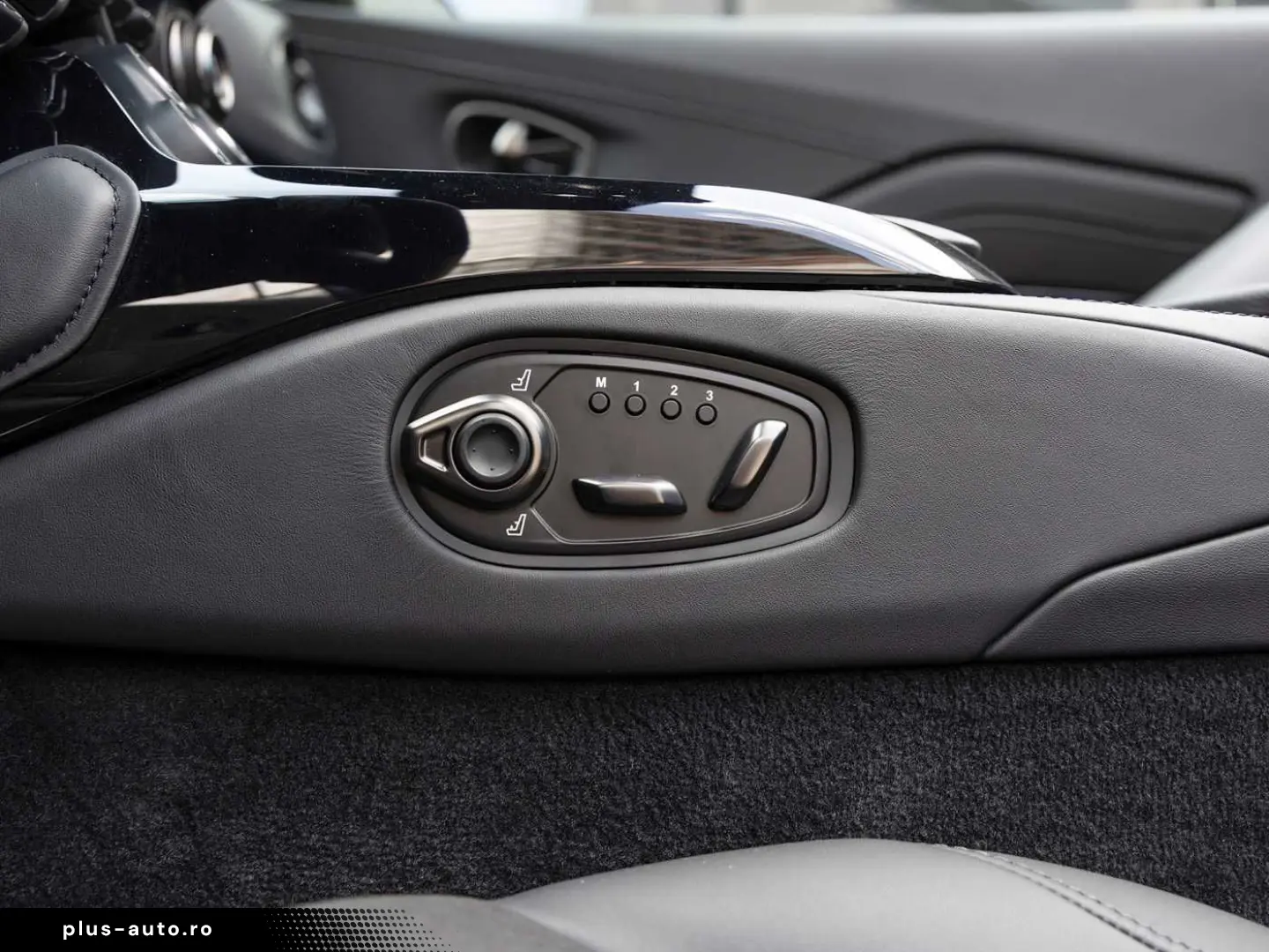 ASTON MARTIN Vantage V8 Roadster -Ultramarine Black-