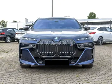 BMW M760e xDrive   Executive Lounge