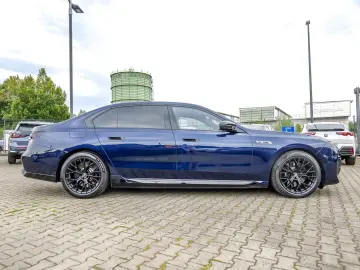 BMW M760e xDrive   Executive Lounge