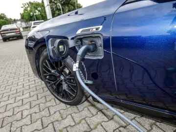 BMW M760e xDrive   Executive Lounge