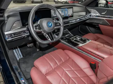 BMW M760e xDrive   Executive Lounge