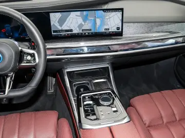 BMW M760e xDrive   Executive Lounge