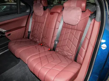 BMW M760e xDrive   Executive Lounge