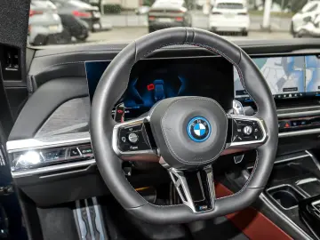 BMW M760e xDrive   Executive Lounge