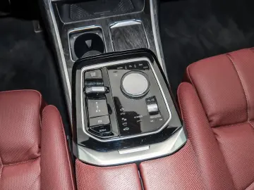 BMW M760e xDrive   Executive Lounge