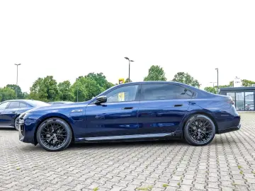 BMW M760e xDrive   Executive Lounge