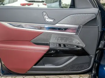 BMW M760e xDrive   Executive Lounge
