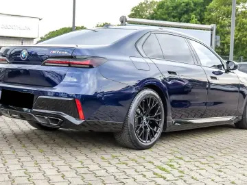 BMW M760e xDrive   Executive Lounge