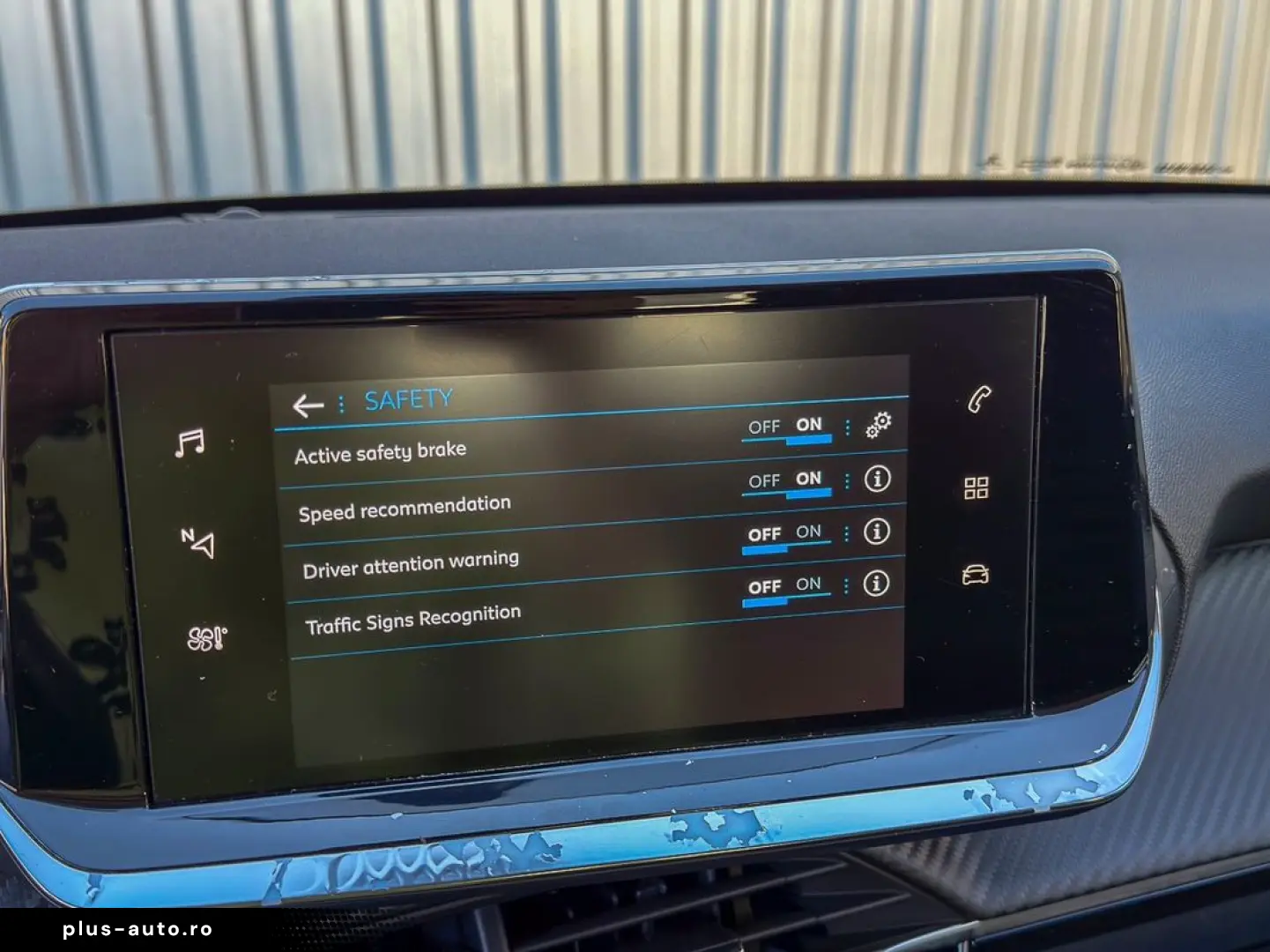 Peugeot 208 Navi CarPlay senzori Clima