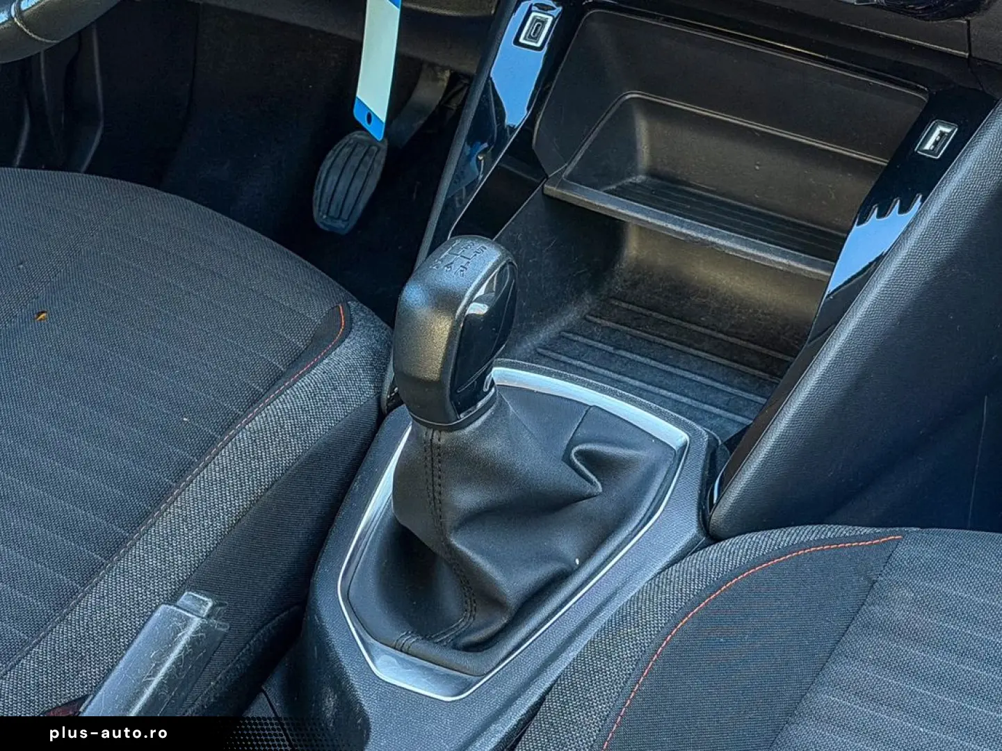 Peugeot 208 Navi CarPlay senzori Clima