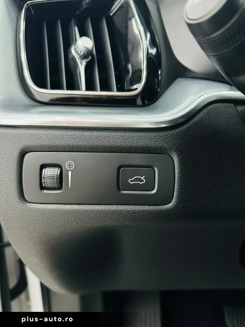 VOLVO XC60 2017 — imagine 12