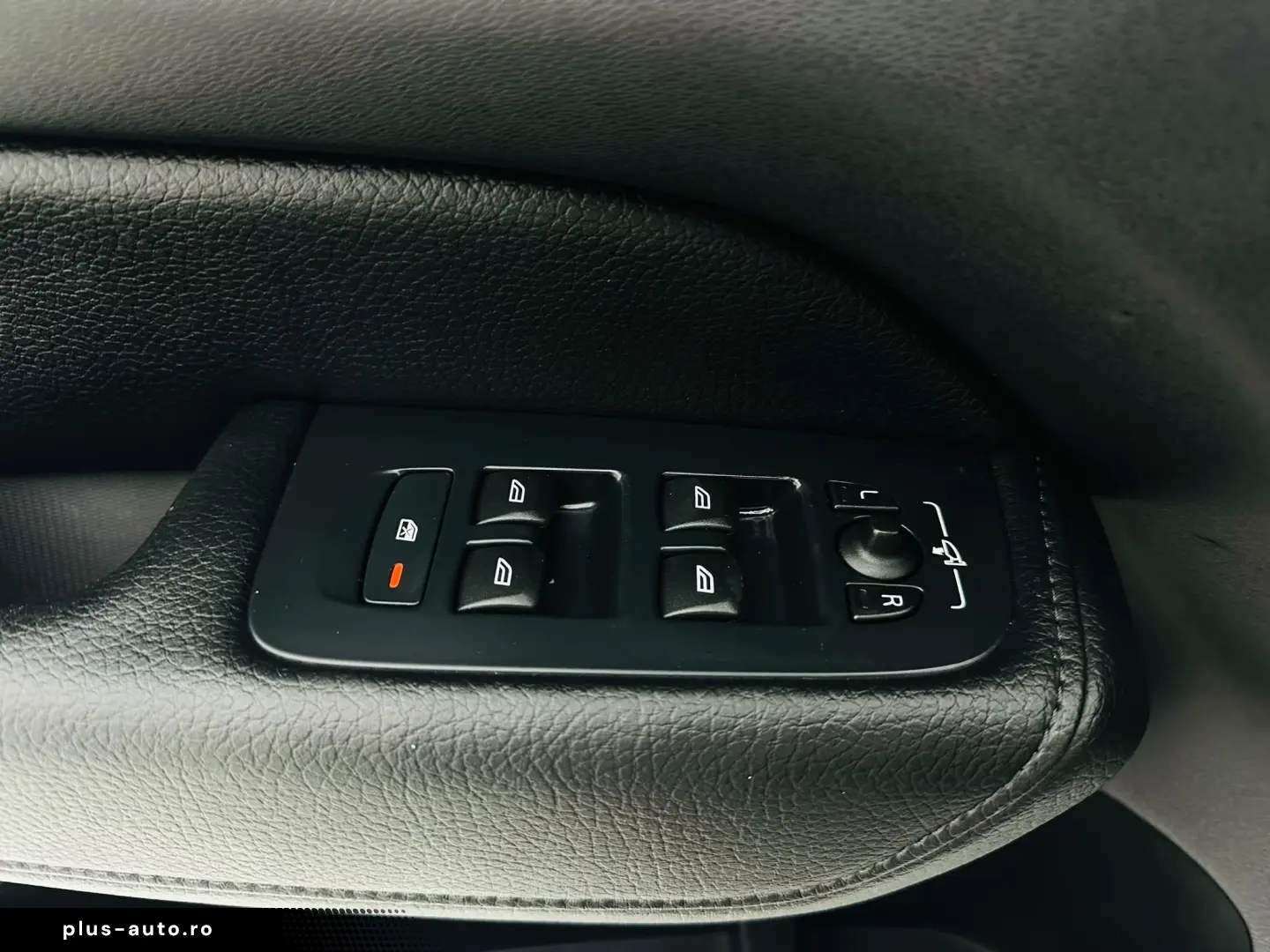 VOLVO XC60 2017 — imagine 13