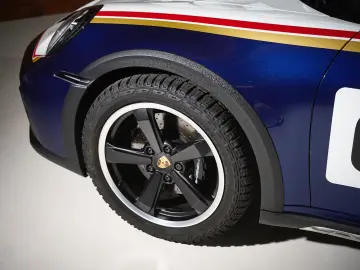 PORSCHE 992 Dakar   1. Hand   Rallye Design & SportPaket