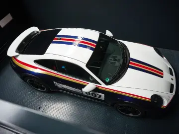 PORSCHE 992 Dakar   1. Hand   Rallye Design & SportPaket