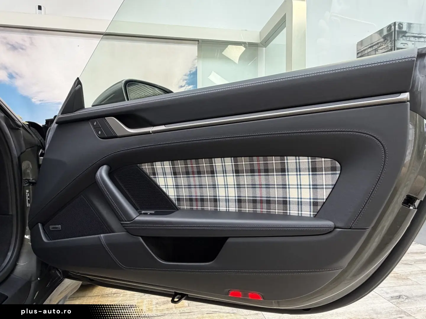 PORSCHE 992 Turbo S 50 Jahre Heritage 360  Glasdach