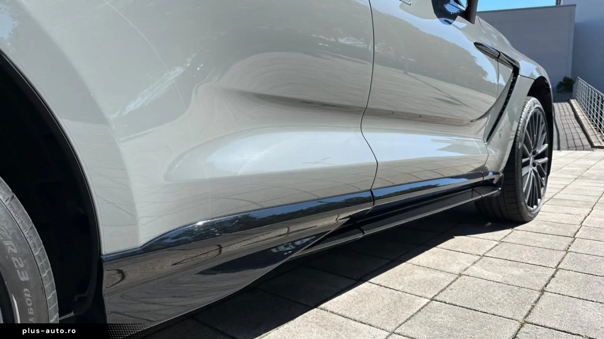 Aston Martin DBX 707 China Grey   Onyx Black