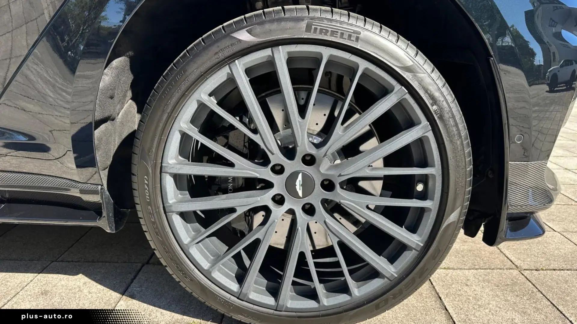 Aston Martin DBX 707 Oberon Black   Phantom Grey Carbon Ext.